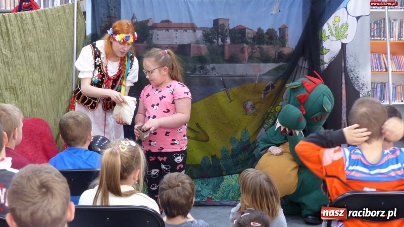 Zdjęcie w galerii na portalu naszraciborz.pl: SmoG Wawelski straszył w bibliotece na Ostrogu wiadomości z regionu