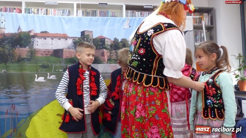 Zdjęcie w galerii na portalu naszraciborz.pl: SmoG Wawelski straszył w bibliotece na Ostrogu wiadomości z regionu