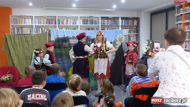 Zdjęcie w galerii na portalu naszraciborz.pl: SmoG Wawelski straszył w bibliotece na Ostrogu wiadomości z regionu