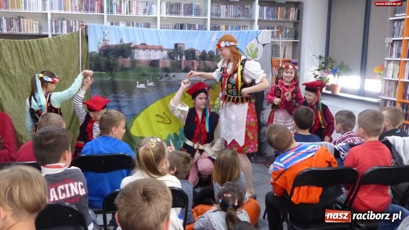 Zdjęcie w galerii na portalu naszraciborz.pl: SmoG Wawelski straszył w bibliotece na Ostrogu wiadomości z regionu