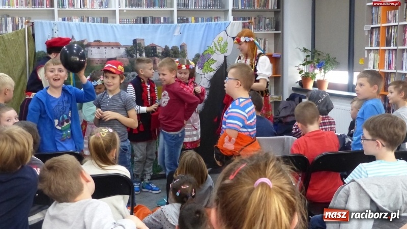 Zdjęcie w galerii na portalu naszraciborz.pl: SmoG Wawelski straszył w bibliotece na Ostrogu wiadomości z regionu