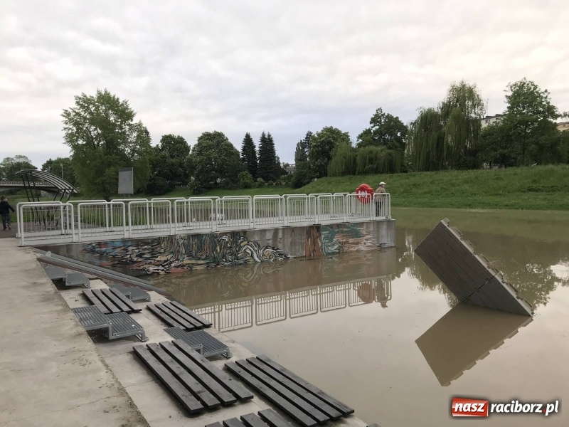 Zdjęcie w galerii na portalu naszraciborz.pl: Pogotowie przeciwpowodziowe w Turzu i Rudzie. Polder w gotowości. Plaża bez obrony  wiadomości z regionu
