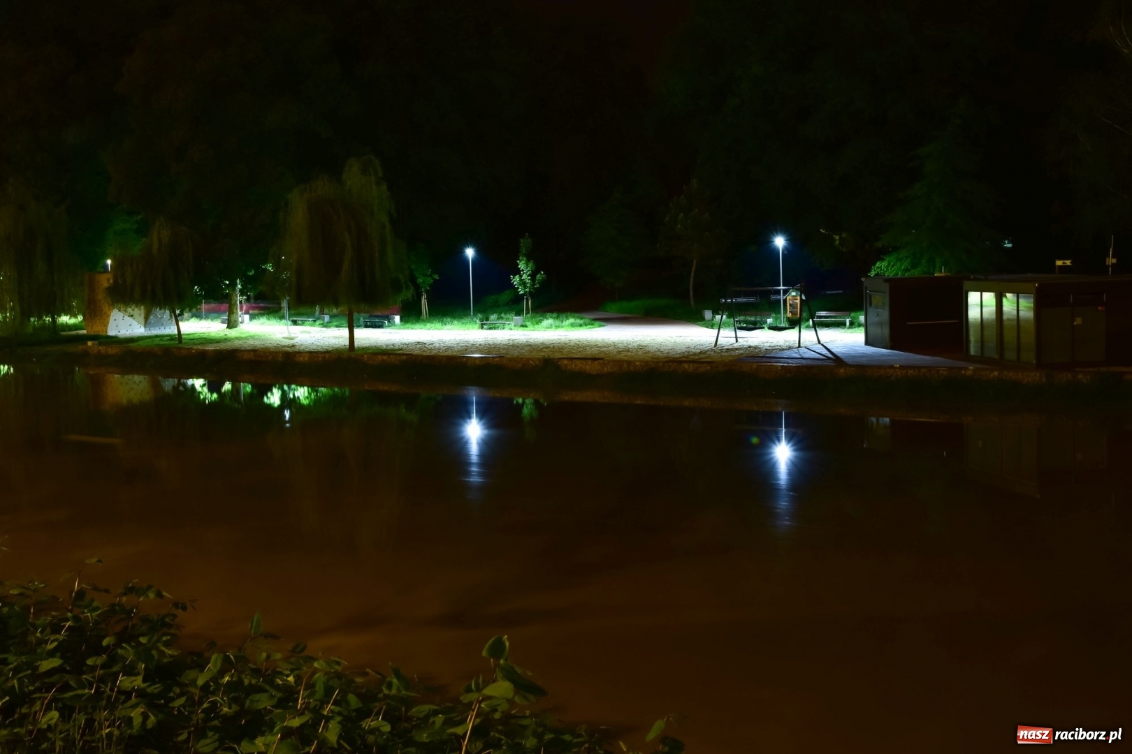 Zdjęcie w galerii na portalu naszraciborz.pl: Nocą kajakiem po wezbranej Odrze. Woda podnosiła się w oczach [FOTO] wiadomości z regionu