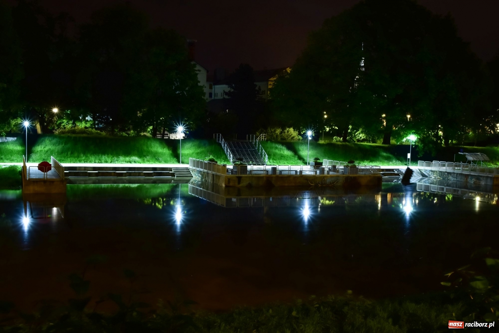 Zdjęcie w galerii na portalu naszraciborz.pl: Nocą kajakiem po wezbranej Odrze. Woda podnosiła się w oczach [FOTO] wiadomości z regionu