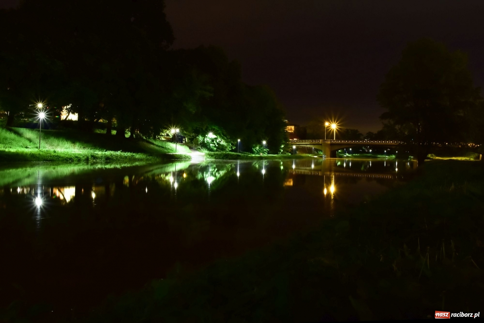 Zdjęcie w galerii na portalu naszraciborz.pl: Nocą kajakiem po wezbranej Odrze. Woda podnosiła się w oczach [FOTO] wiadomości z regionu