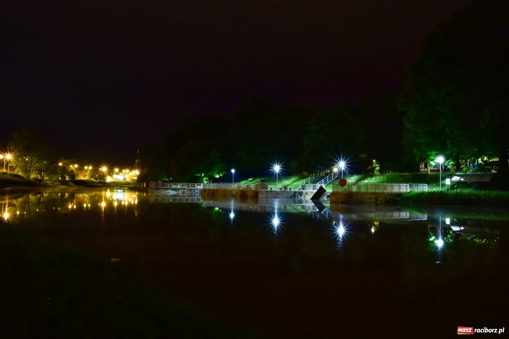 Zdjęcie w galerii na portalu naszraciborz.pl: Nocą kajakiem po wezbranej Odrze. Woda podnosiła się w oczach [FOTO] wiadomości z regionu