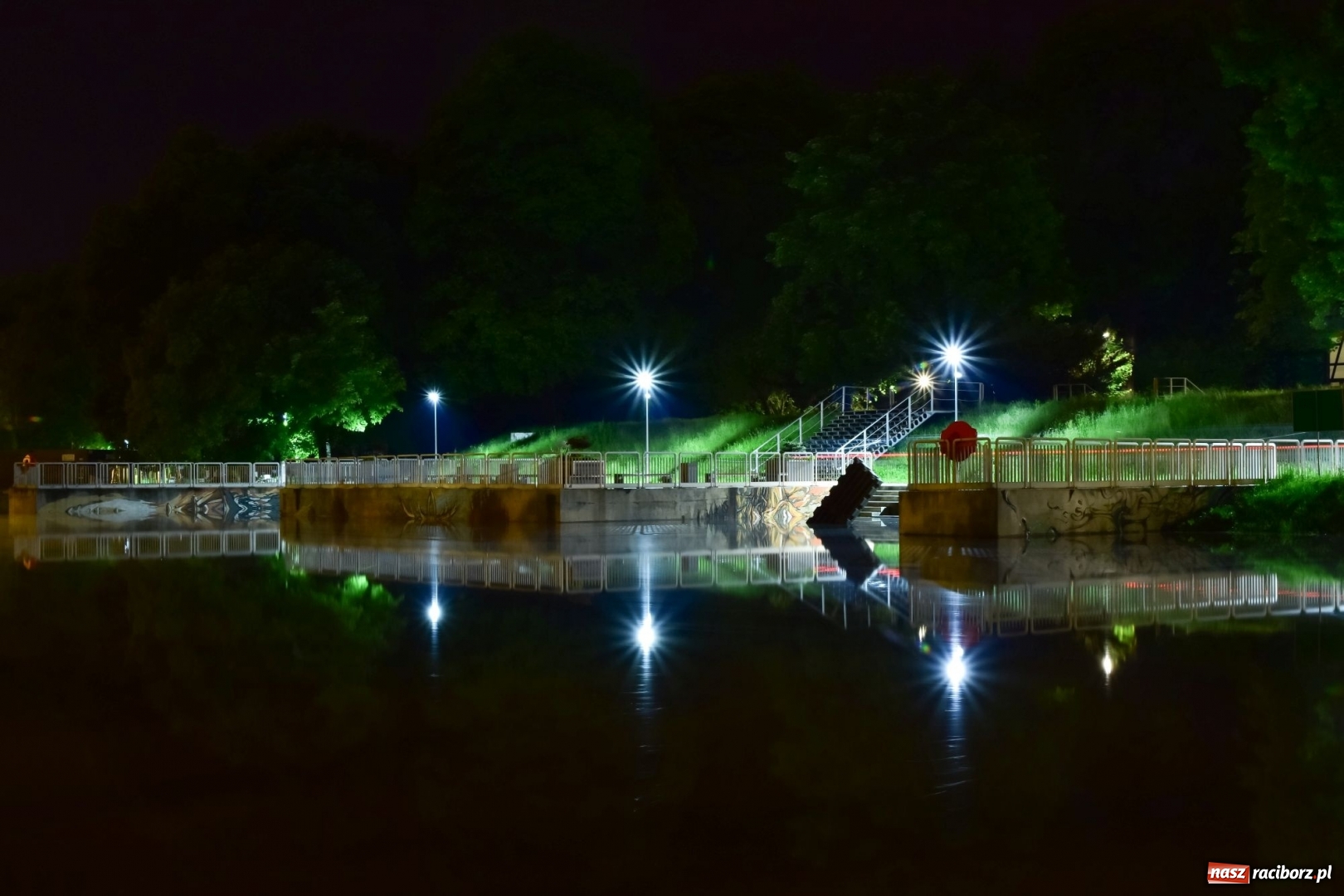 Zdjęcie w galerii na portalu naszraciborz.pl: Nocą kajakiem po wezbranej Odrze. Woda podnosiła się w oczach [FOTO] wiadomości z regionu