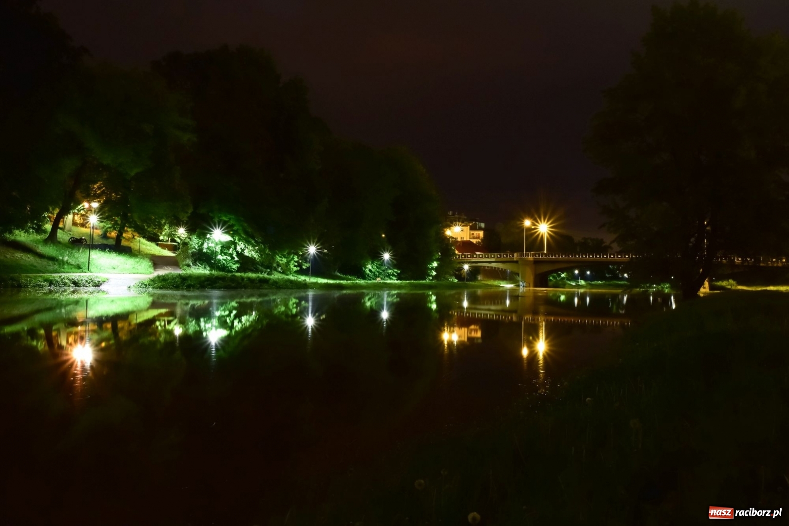 Zdjęcie w galerii na portalu naszraciborz.pl: Nocą kajakiem po wezbranej Odrze. Woda podnosiła się w oczach [FOTO] wiadomości z regionu