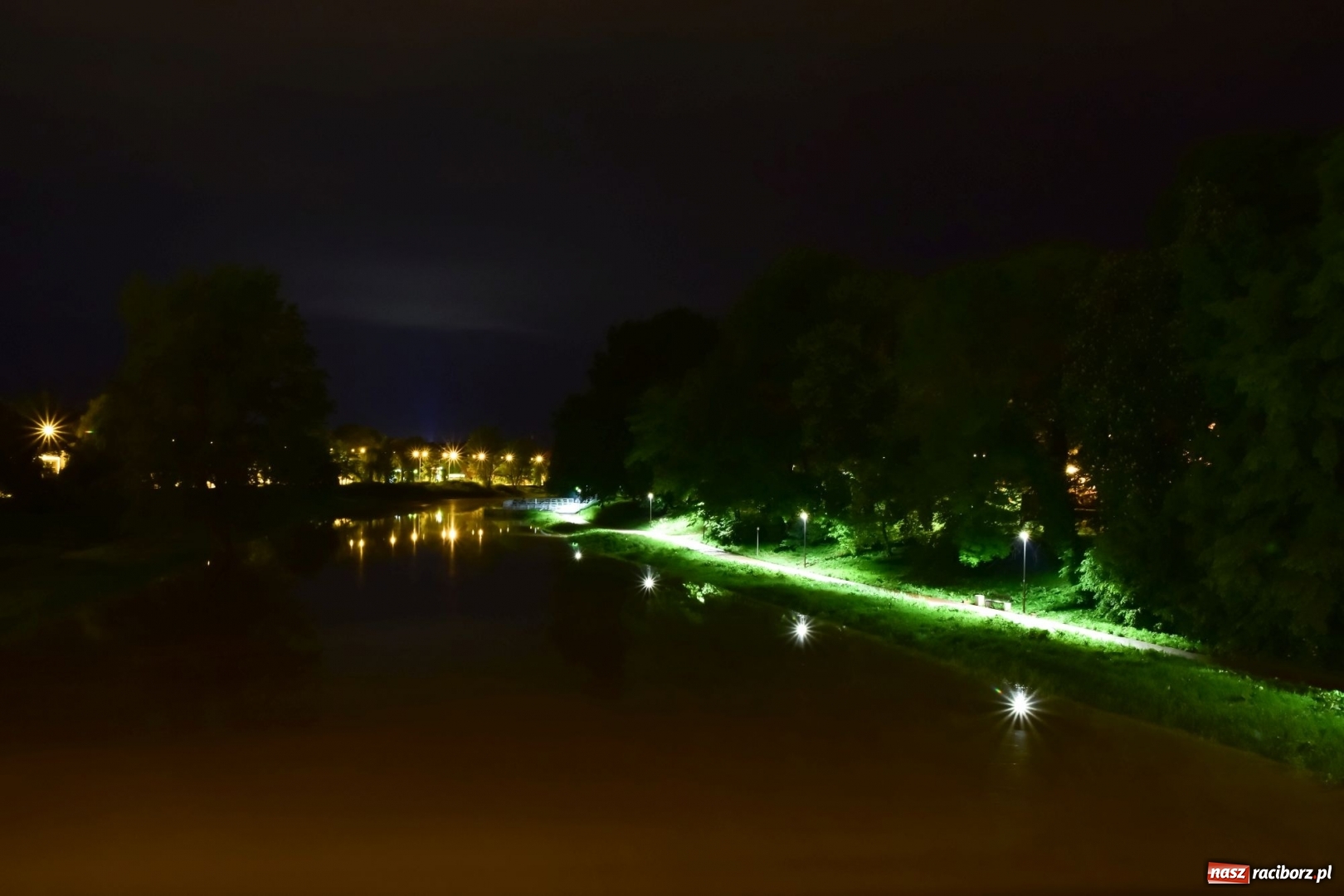 Zdjęcie w galerii na portalu naszraciborz.pl: Nocą kajakiem po wezbranej Odrze. Woda podnosiła się w oczach [FOTO] wiadomości z regionu