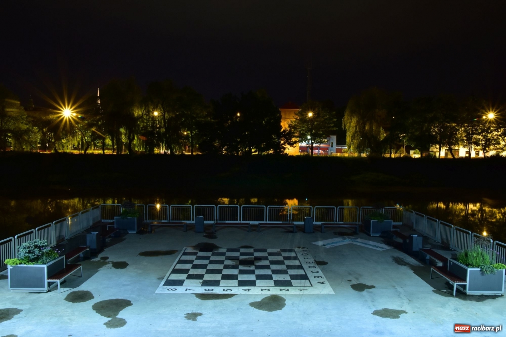 Zdjęcie w galerii na portalu naszraciborz.pl: Nocą kajakiem po wezbranej Odrze. Woda podnosiła się w oczach [FOTO] wiadomości z regionu