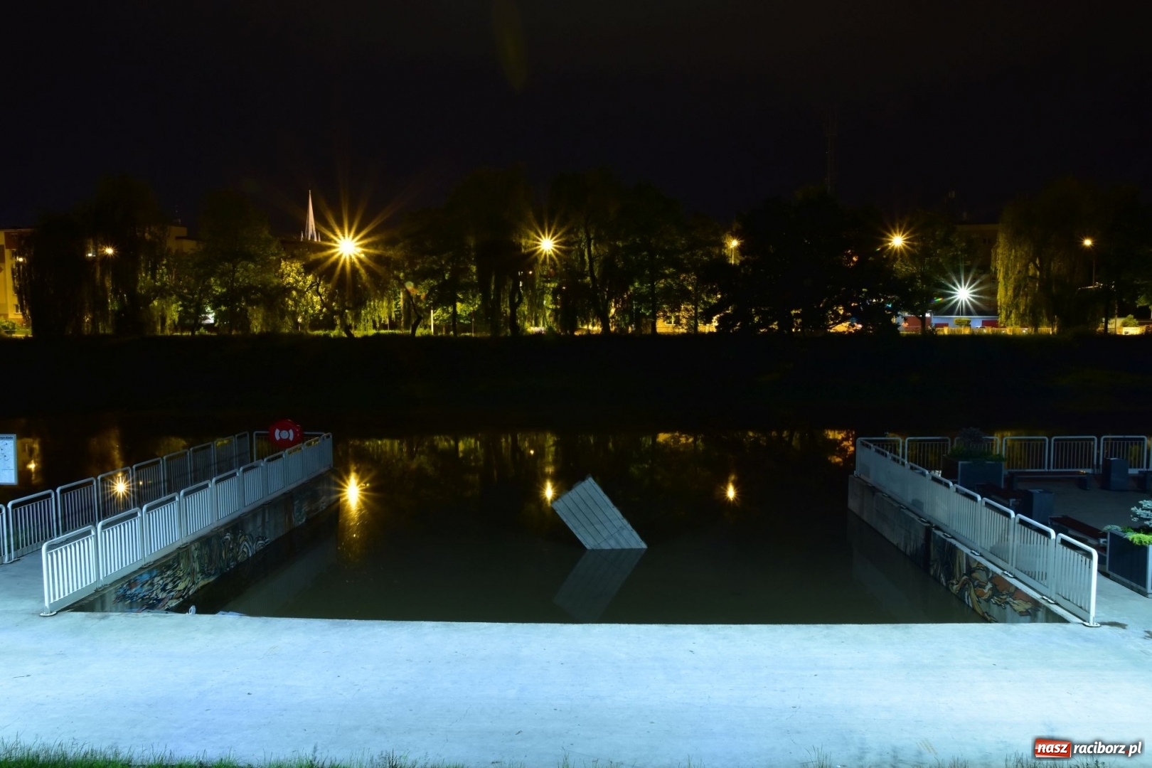 Zdjęcie w galerii na portalu naszraciborz.pl: Nocą kajakiem po wezbranej Odrze. Woda podnosiła się w oczach [FOTO] wiadomości z regionu