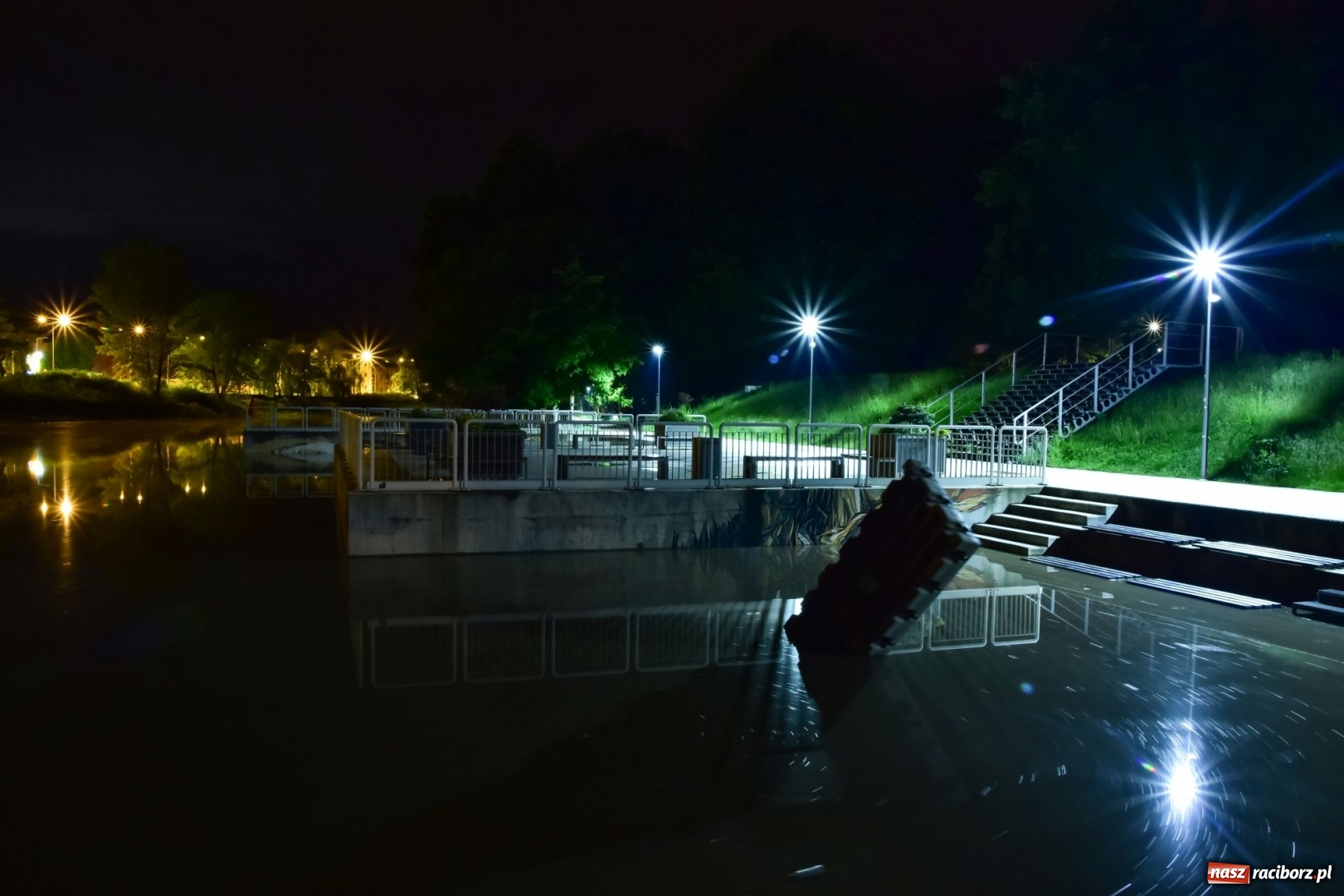 Zdjęcie w galerii na portalu naszraciborz.pl: Nocą kajakiem po wezbranej Odrze. Woda podnosiła się w oczach [FOTO] wiadomości z regionu