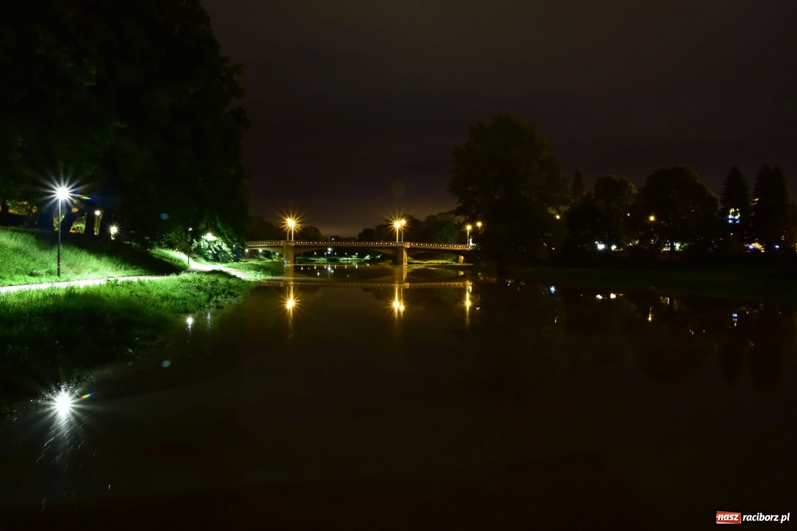 Zdjęcie w galerii na portalu naszraciborz.pl: Nocą kajakiem po wezbranej Odrze. Woda podnosiła się w oczach [FOTO] wiadomości z regionu