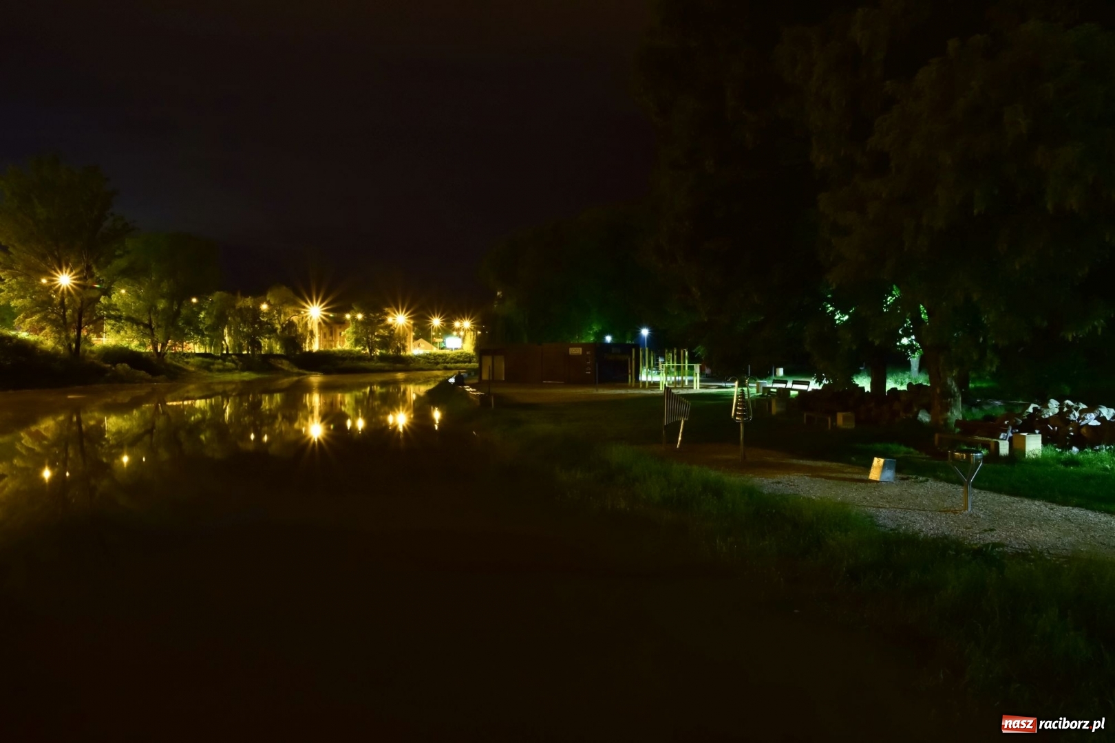 Zdjęcie w galerii na portalu naszraciborz.pl: Nocą kajakiem po wezbranej Odrze. Woda podnosiła się w oczach [FOTO] wiadomości z regionu