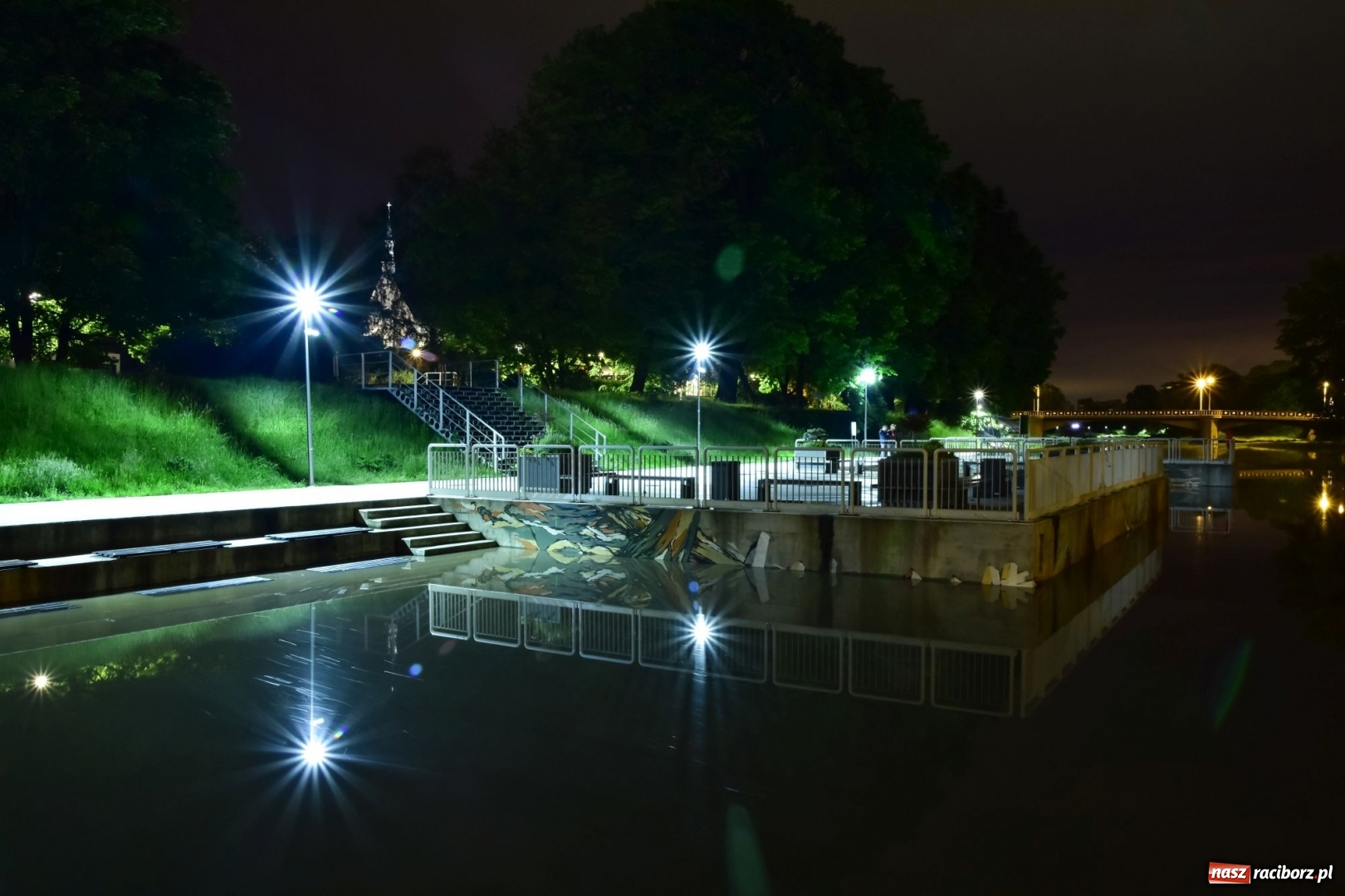 Zdjęcie w galerii na portalu naszraciborz.pl: Nocą kajakiem po wezbranej Odrze. Woda podnosiła się w oczach [FOTO] wiadomości z regionu