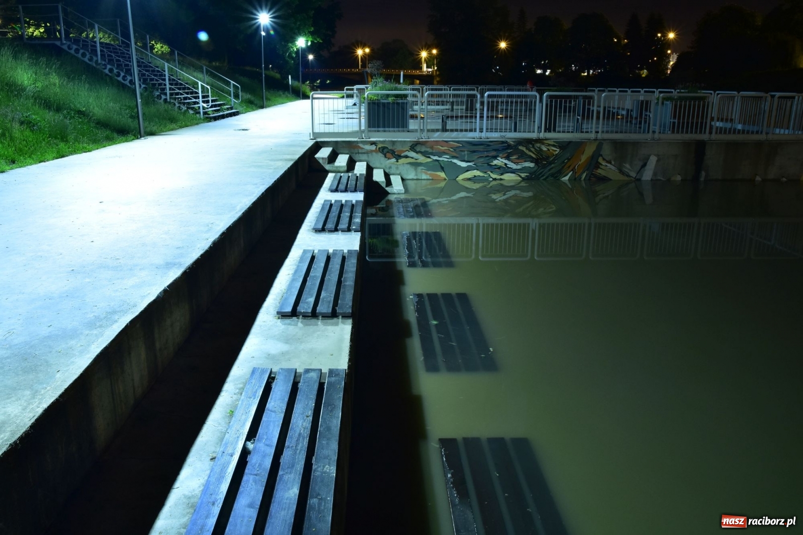 Zdjęcie w galerii na portalu naszraciborz.pl: Nocą kajakiem po wezbranej Odrze. Woda podnosiła się w oczach [FOTO] wiadomości z regionu