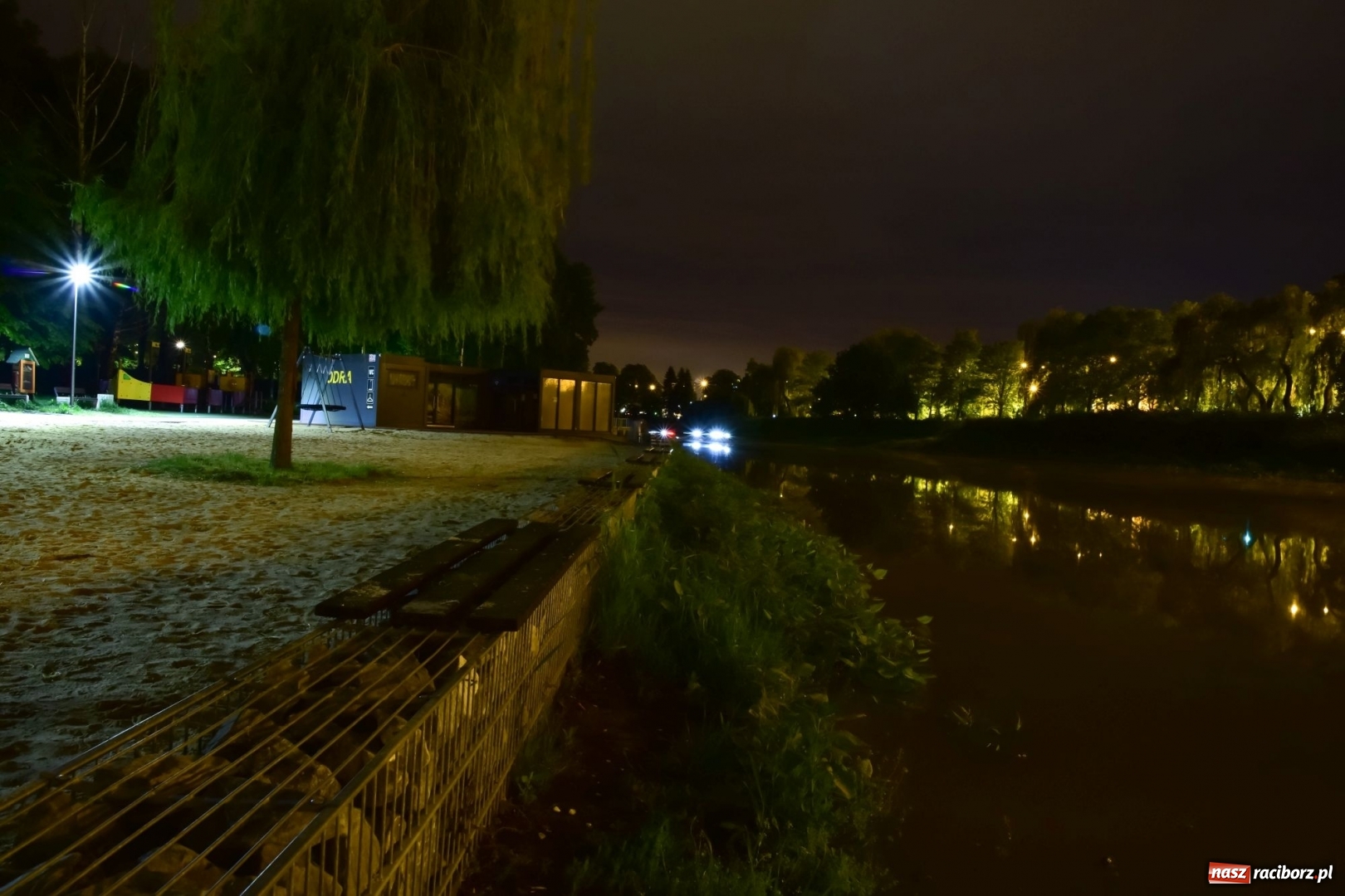 Zdjęcie w galerii na portalu naszraciborz.pl: Nocą kajakiem po wezbranej Odrze. Woda podnosiła się w oczach [FOTO] wiadomości z regionu