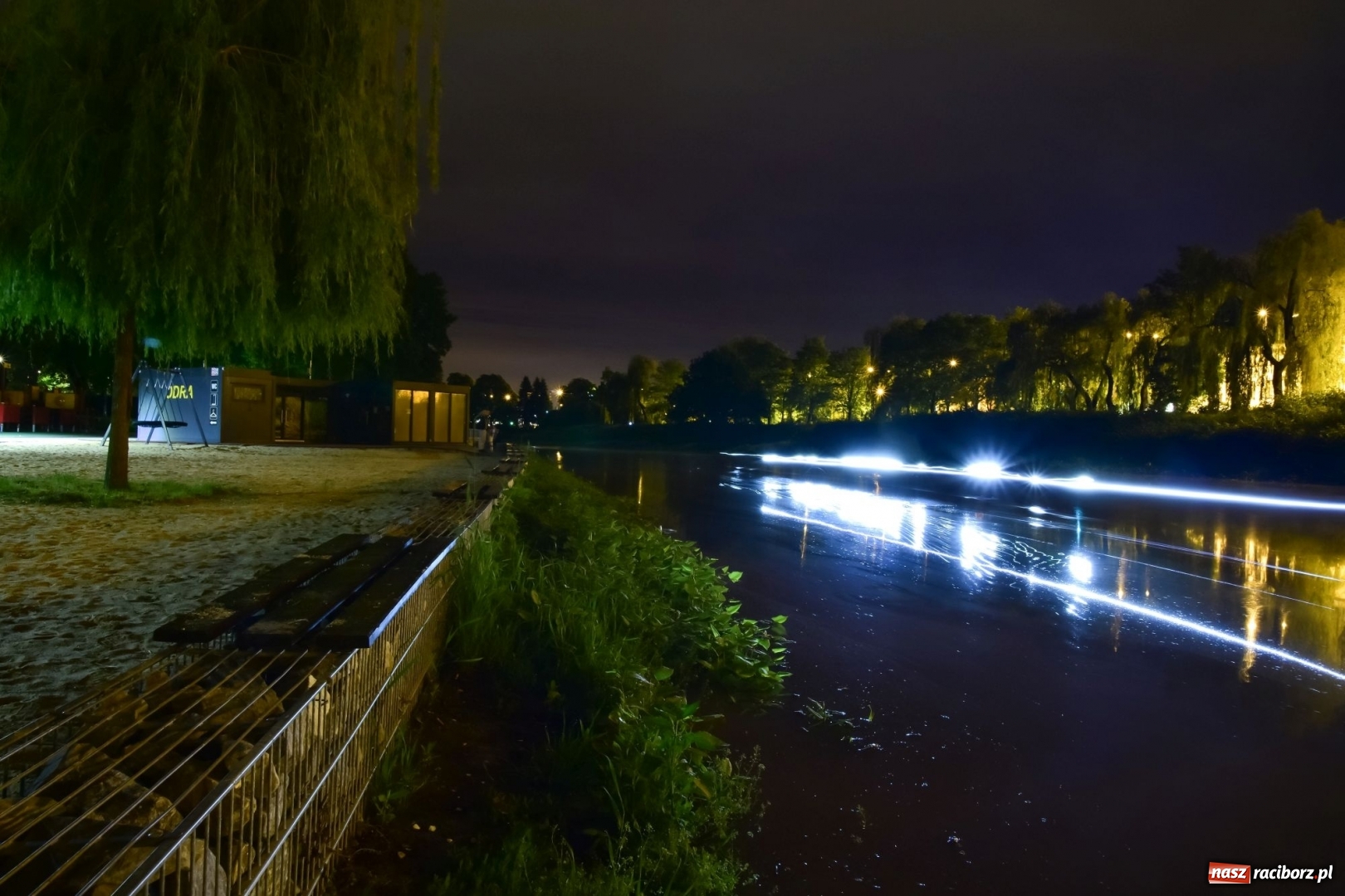 Zdjęcie w galerii na portalu naszraciborz.pl: Nocą kajakiem po wezbranej Odrze. Woda podnosiła się w oczach [FOTO] wiadomości z regionu