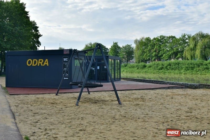 Zdjęcie w galerii na portalu naszraciborz.pl: Odra podtopiła plażę w parku Zamkowym  wiadomości z regionu