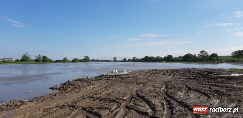 Zdjęcie w galerii na portalu naszraciborz.pl: Zapora czołowa zbiornika Racibórz podczas wezbrania [WIDEO]  wiadomości z regionu