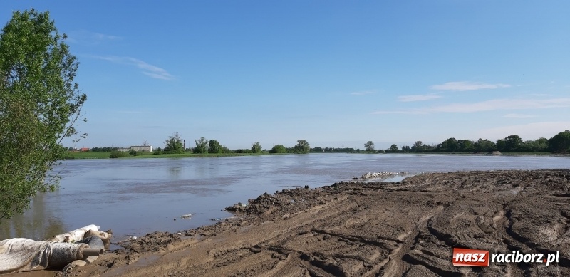 Zdjęcie w galerii na portalu naszraciborz.pl: Zapora czołowa zbiornika Racibórz podczas wezbrania [WIDEO]  wiadomości z regionu