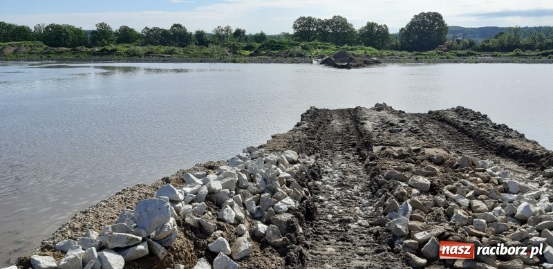 Zdjęcie w galerii na portalu naszraciborz.pl: Zapora czołowa zbiornika Racibórz podczas wezbrania [WIDEO]  wiadomości z regionu