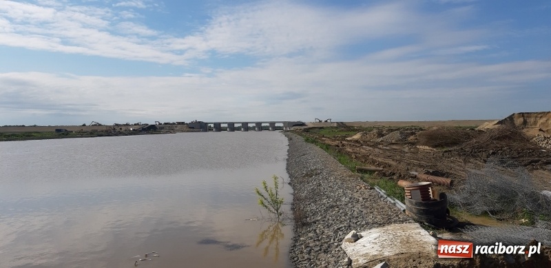 Zdjęcie w galerii na portalu naszraciborz.pl: Zapora czołowa zbiornika Racibórz podczas wezbrania [WIDEO]  wiadomości z regionu