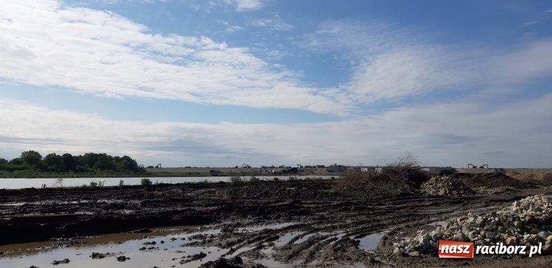 Zdjęcie w galerii na portalu naszraciborz.pl: Zapora czołowa zbiornika Racibórz podczas wezbrania [WIDEO]  wiadomości z regionu