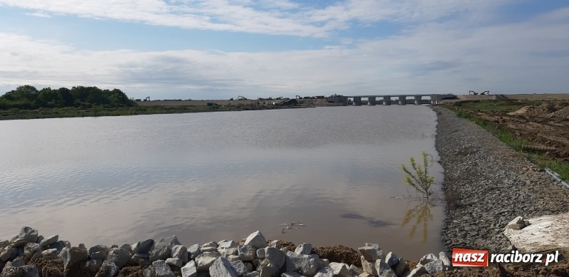 Zdjęcie w galerii na portalu naszraciborz.pl: Zapora czołowa zbiornika Racibórz podczas wezbrania [WIDEO]  wiadomości z regionu