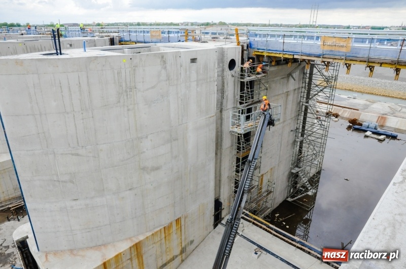 Zdjęcie w galerii na portalu naszraciborz.pl: Zapora czołowa zbiornika Racibórz podczas wezbrania [WIDEO]  wiadomości z regionu