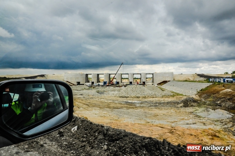 Zdjęcie w galerii na portalu naszraciborz.pl: Zapora czołowa zbiornika Racibórz podczas wezbrania [WIDEO]  wiadomości z regionu