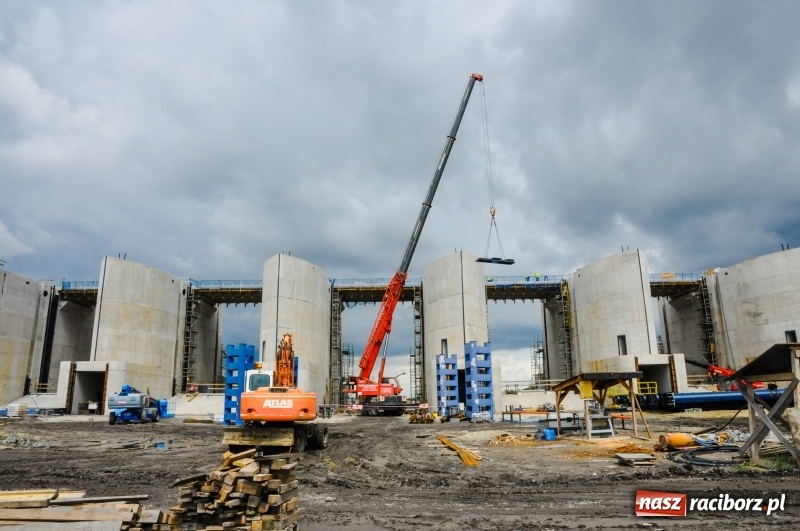 Zdjęcie w galerii na portalu naszraciborz.pl: Zapora czołowa zbiornika Racibórz podczas wezbrania [WIDEO]  wiadomości z regionu