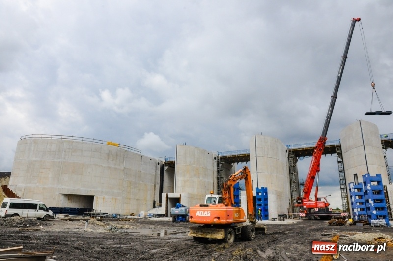 Zdjęcie w galerii na portalu naszraciborz.pl: Zapora czołowa zbiornika Racibórz podczas wezbrania [WIDEO]  wiadomości z regionu