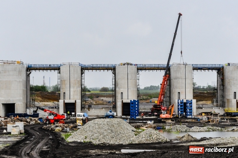 Zdjęcie w galerii na portalu naszraciborz.pl: Zapora czołowa zbiornika Racibórz podczas wezbrania [WIDEO]  wiadomości z regionu