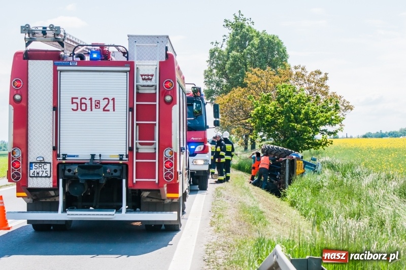 Zdjęcie w galerii na portalu naszraciborz.pl: Pechowe koszenie na DK 45. Traktor stoczył się do rowu  wiadomości z regionu