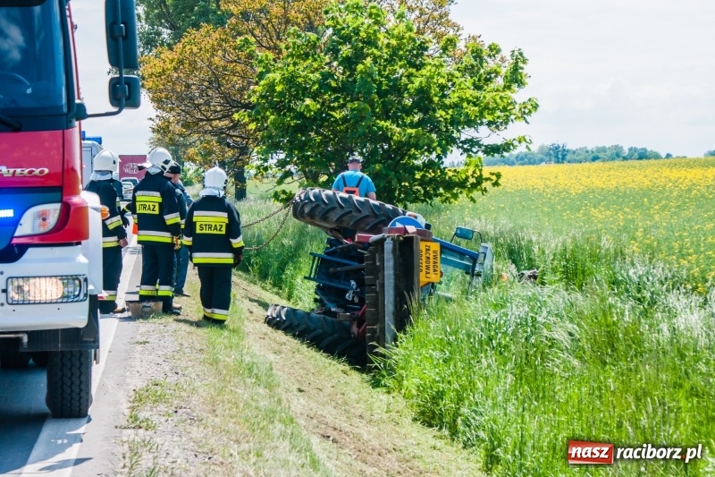 Zdjęcie w galerii na portalu naszraciborz.pl: Pechowe koszenie na DK 45. Traktor stoczył się do rowu  wiadomości z regionu
