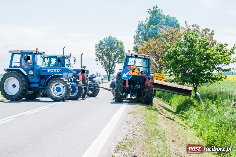 Zdjęcie w galerii na portalu naszraciborz.pl: Pechowe koszenie na DK 45. Traktor stoczył się do rowu  wiadomości z regionu
