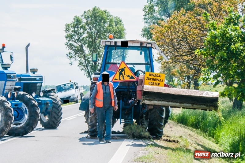 Zdjęcie w galerii na portalu naszraciborz.pl: Pechowe koszenie na DK 45. Traktor stoczył się do rowu  wiadomości z regionu