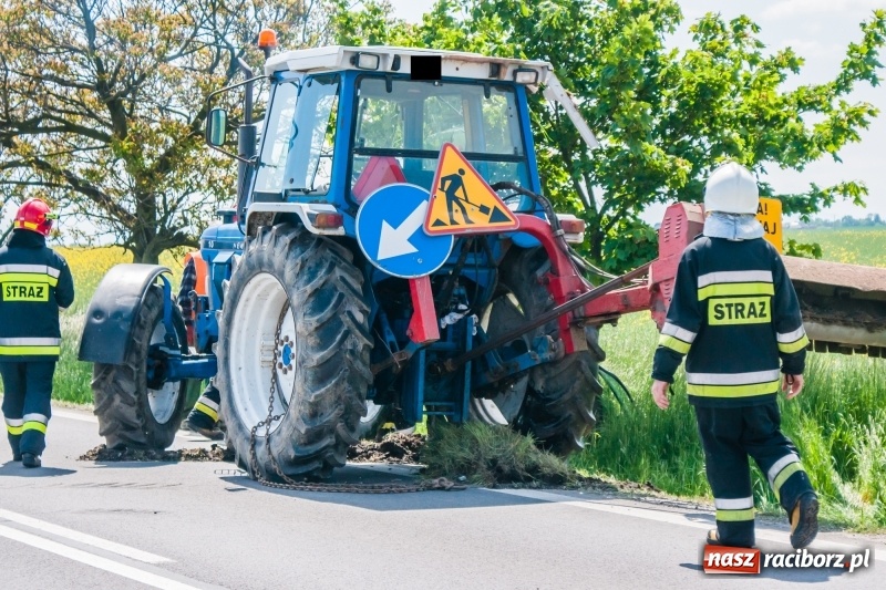 Zdjęcie w galerii na portalu naszraciborz.pl: Pechowe koszenie na DK 45. Traktor stoczył się do rowu  wiadomości z regionu