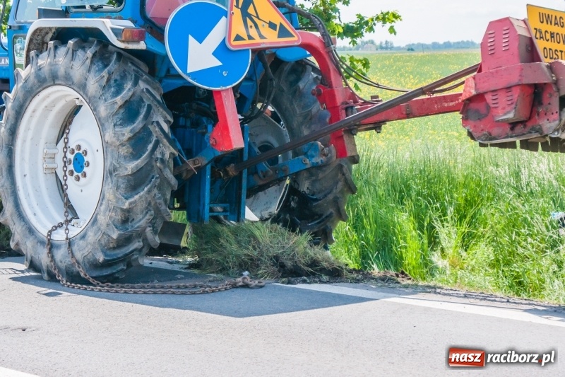 Zdjęcie w galerii na portalu naszraciborz.pl: Pechowe koszenie na DK 45. Traktor stoczył się do rowu  wiadomości z regionu