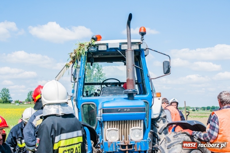 Zdjęcie w galerii na portalu naszraciborz.pl: Pechowe koszenie na DK 45. Traktor stoczył się do rowu  wiadomości z regionu