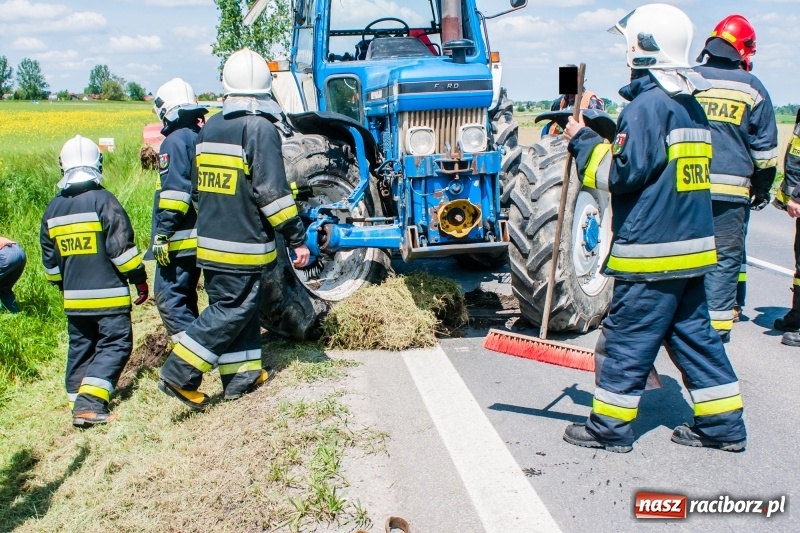 Zdjęcie w galerii na portalu naszraciborz.pl: Pechowe koszenie na DK 45. Traktor stoczył się do rowu  wiadomości z regionu