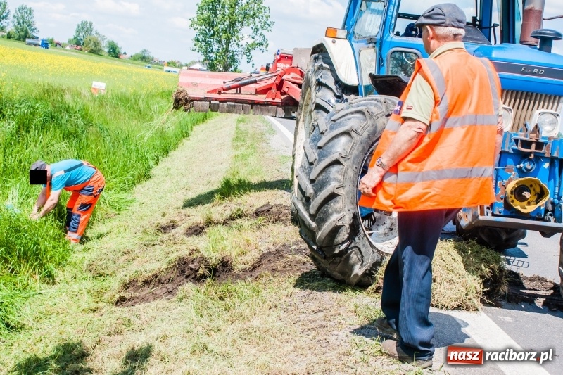 Zdjęcie w galerii na portalu naszraciborz.pl: Pechowe koszenie na DK 45. Traktor stoczył się do rowu  wiadomości z regionu