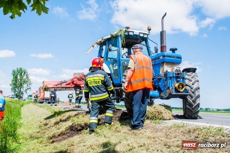 Zdjęcie w galerii na portalu naszraciborz.pl: Pechowe koszenie na DK 45. Traktor stoczył się do rowu  wiadomości z regionu