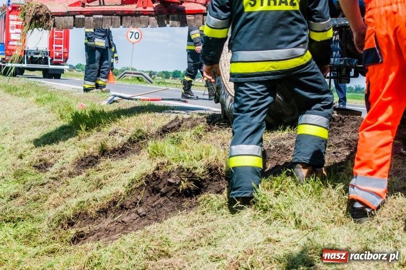 Zdjęcie w galerii na portalu naszraciborz.pl: Pechowe koszenie na DK 45. Traktor stoczył się do rowu  wiadomości z regionu