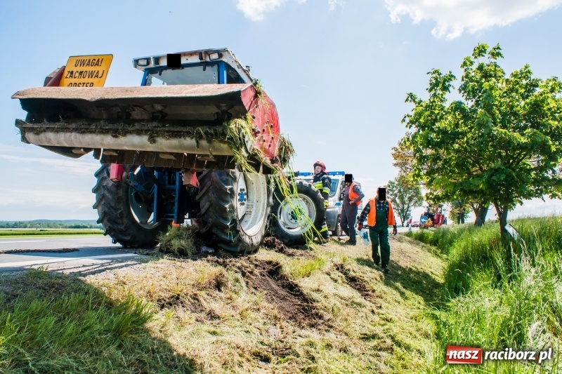 Zdjęcie w galerii na portalu naszraciborz.pl: Pechowe koszenie na DK 45. Traktor stoczył się do rowu  wiadomości z regionu