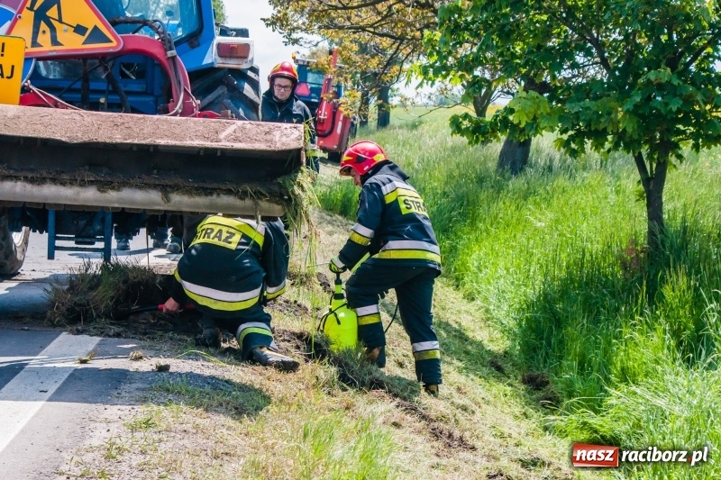 Zdjęcie w galerii na portalu naszraciborz.pl: Pechowe koszenie na DK 45. Traktor stoczył się do rowu  wiadomości z regionu