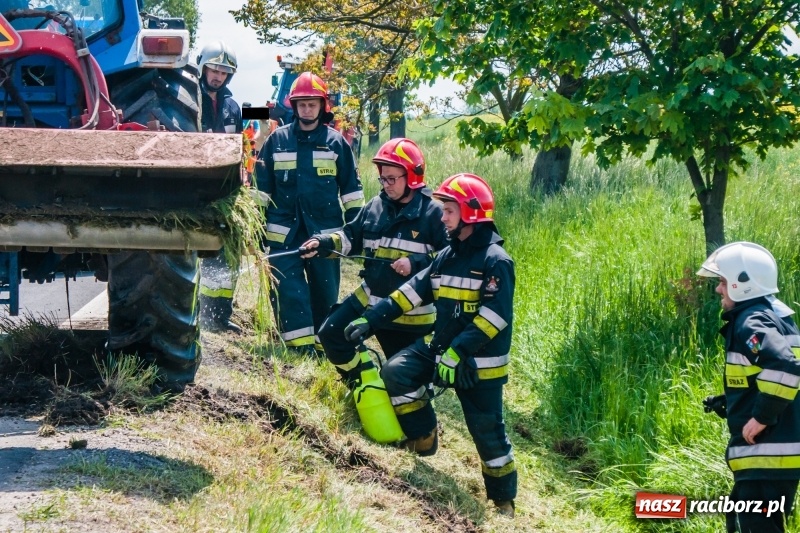 Zdjęcie w galerii na portalu naszraciborz.pl: Pechowe koszenie na DK 45. Traktor stoczył się do rowu  wiadomości z regionu
