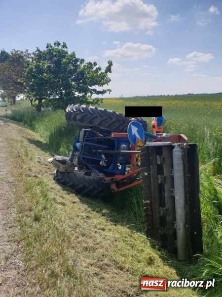 Zdjęcie w galerii na portalu naszraciborz.pl: Pechowe koszenie na DK 45. Traktor stoczył się do rowu  wiadomości z regionu