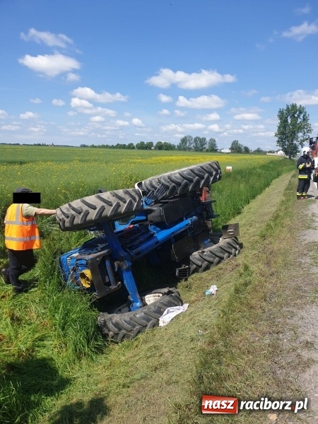 Zdjęcie w galerii na portalu naszraciborz.pl: Pechowe koszenie na DK 45. Traktor stoczył się do rowu  wiadomości z regionu